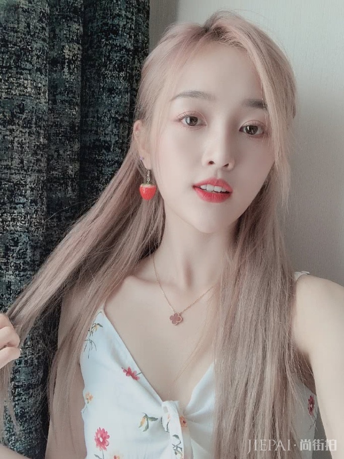 吴宣仪晒自拍穿热短裤大秀美腿 精致五官仙女感十足