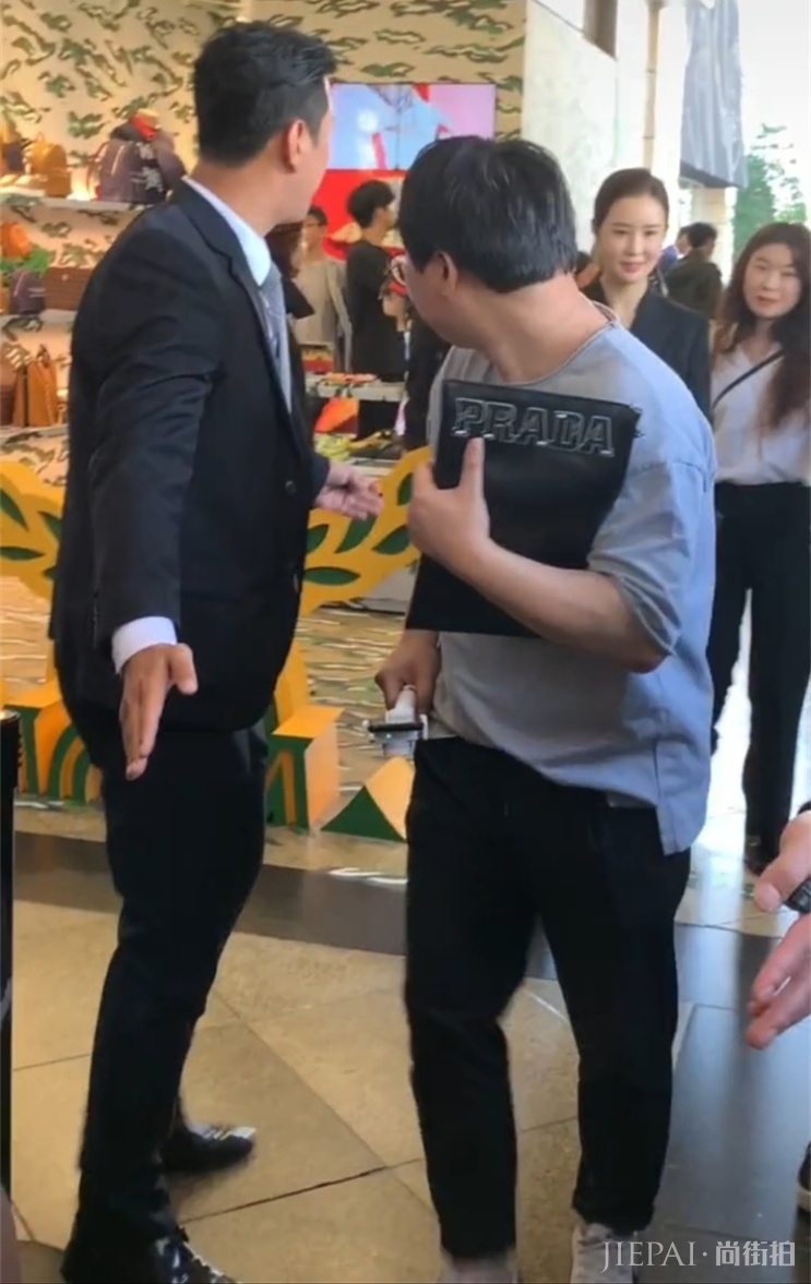 偶遇35岁李多海，皮肤好似少女，但脸又变了！撞脸王祖蓝老婆