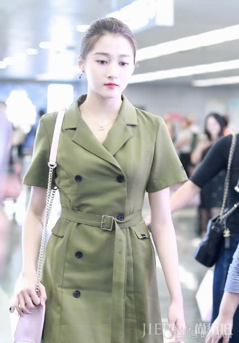 关晓彤照着泫雅的造型穿,居然还能这么大妈气质