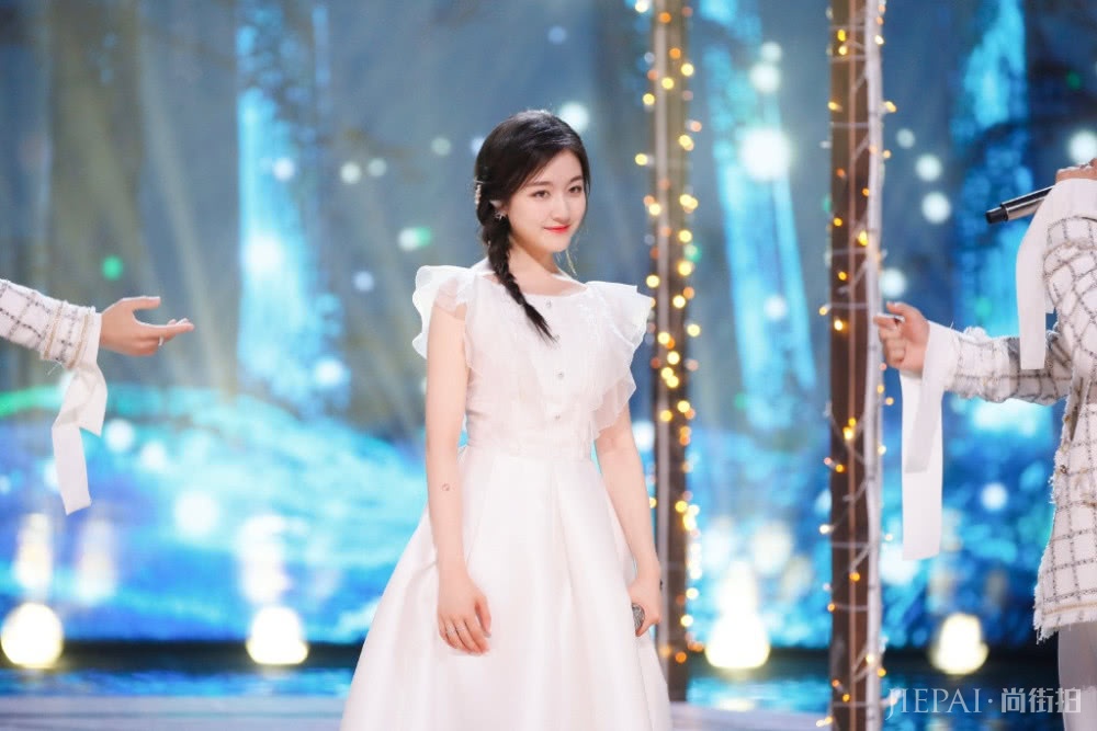 李兰迪穿印花T恤搭A字裙，长发披肩气质太好