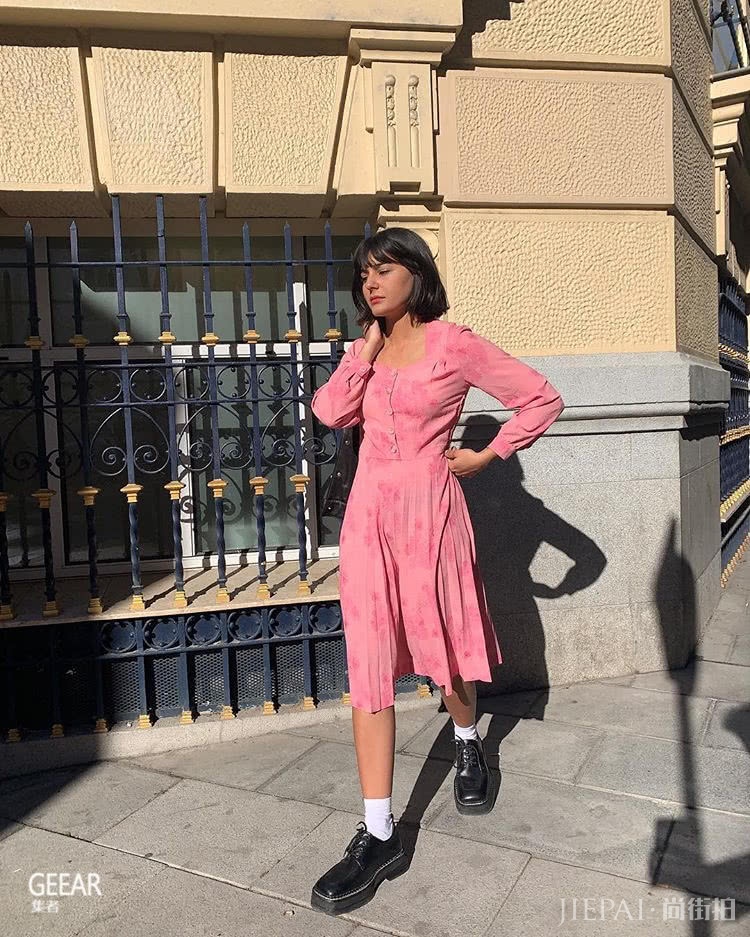 用裙子搭配这双鞋?这个奇怪组合意外地在Ins流行起来