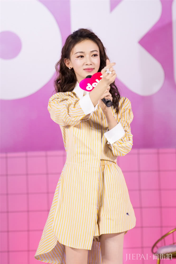 吴谨言三套造型现身29岁生日会,头顶编发卷毛,涨一岁反更甜美