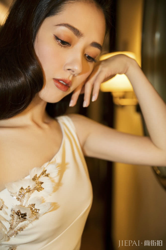 郭碧婷高开叉礼服出席活动,小露香肩知性有韵味,发量惊人