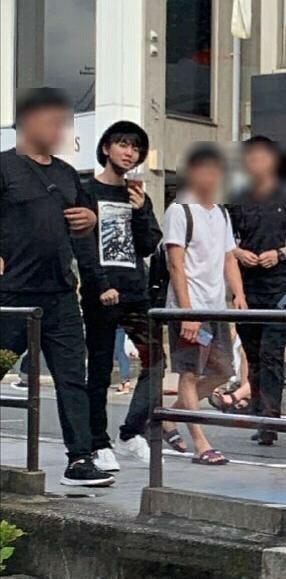 王俊凯在日本被网友偶遇,一身黑色穿着装扮,手里拿着喝的挺可爱