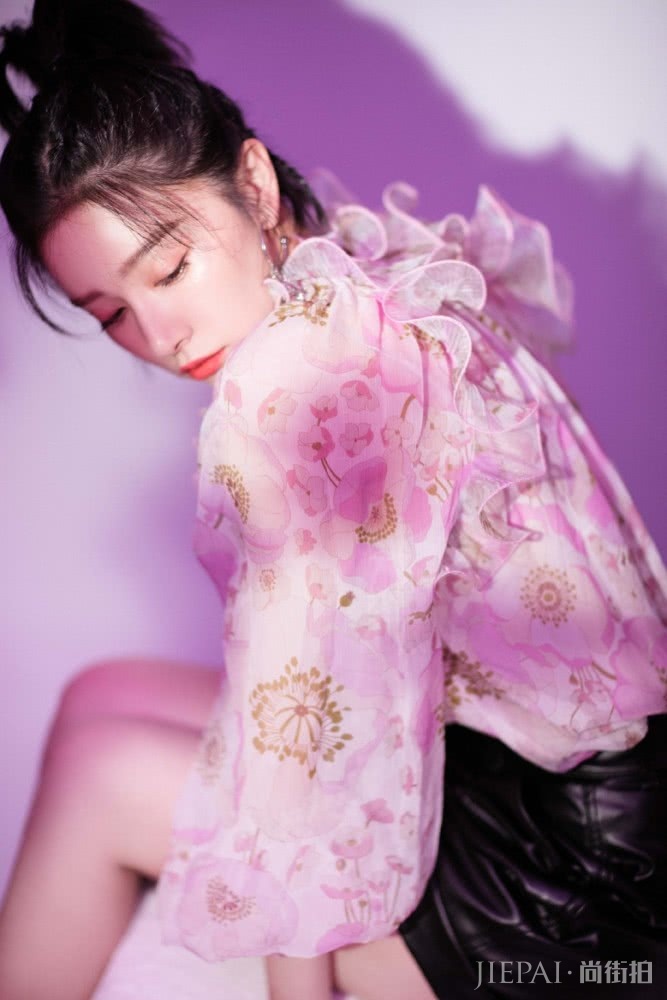 阚清子印花衬衫配皮短裤娇嫩如花，甜美不输少女