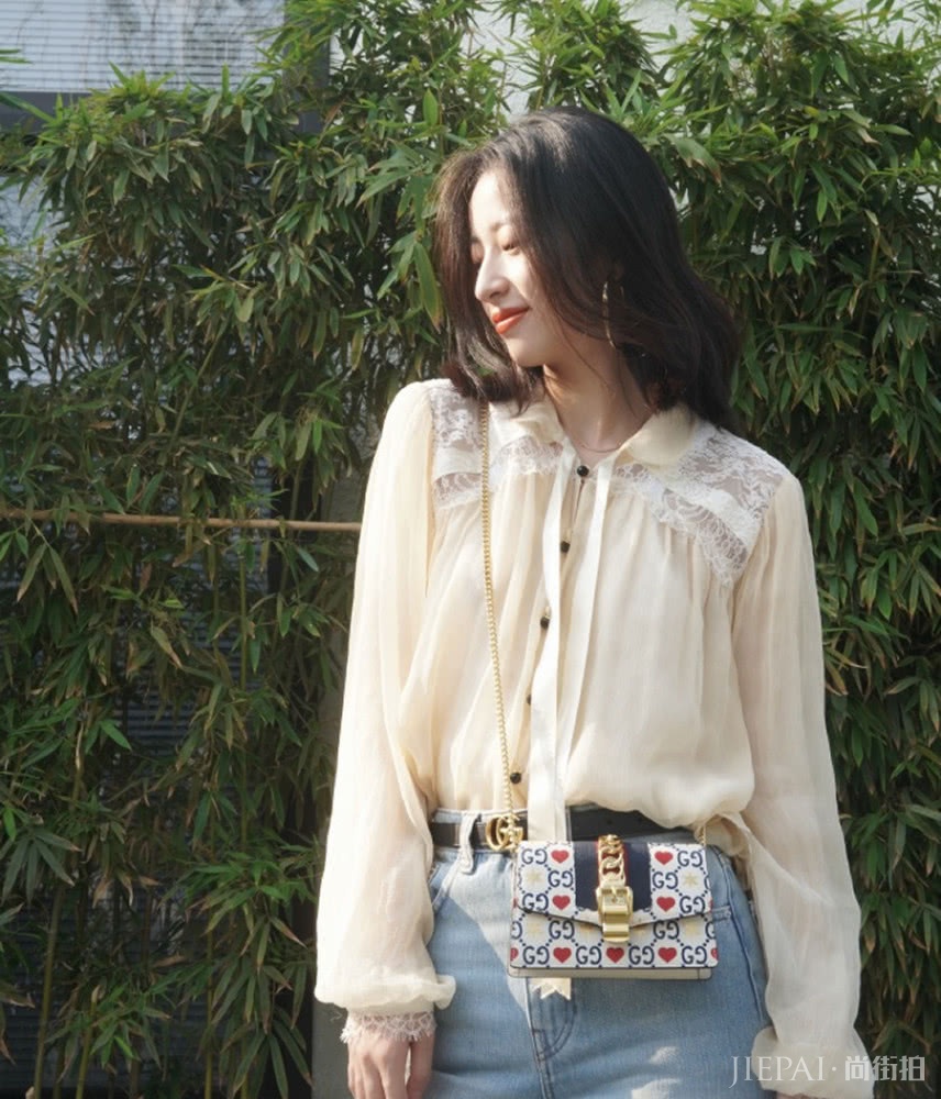 周雨彤清爽穿搭温柔又知性,气质真好