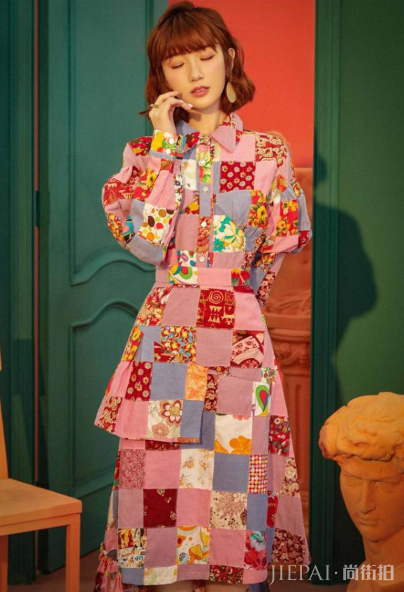 毛晓彤复古卷短发配墨绿色长裙,美出新高度