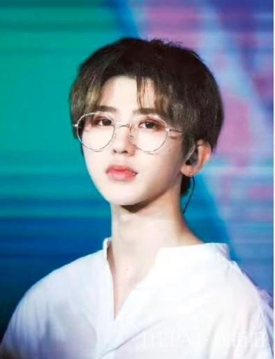 欧阳娜娜蔡徐坤恋爱?谢娜是红娘?疑穿情侣装看张杰演唱会被拍