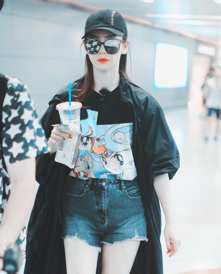 戚薇机场照穿普通马丁靴气场十足