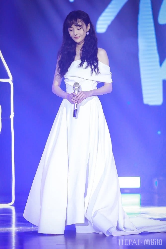 郑爽梳爆炸头配紧身露腰装，舞台上热舞成熟又撩人