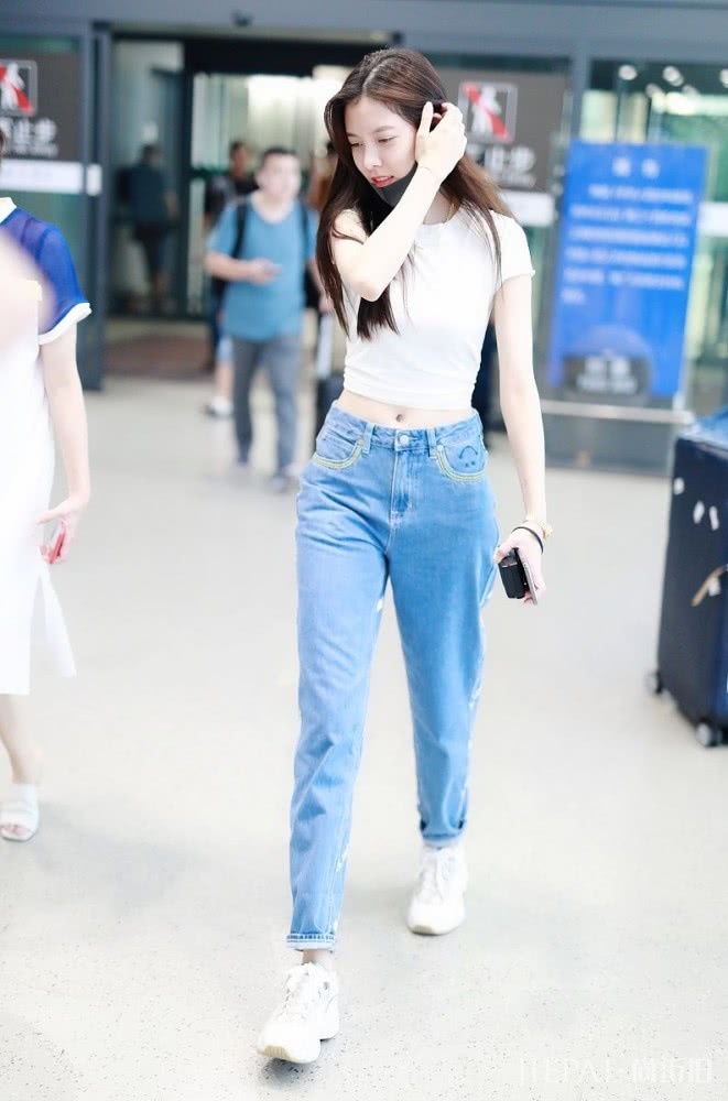 宋妍霏机场街拍,太会穿衣身材好衣品更好