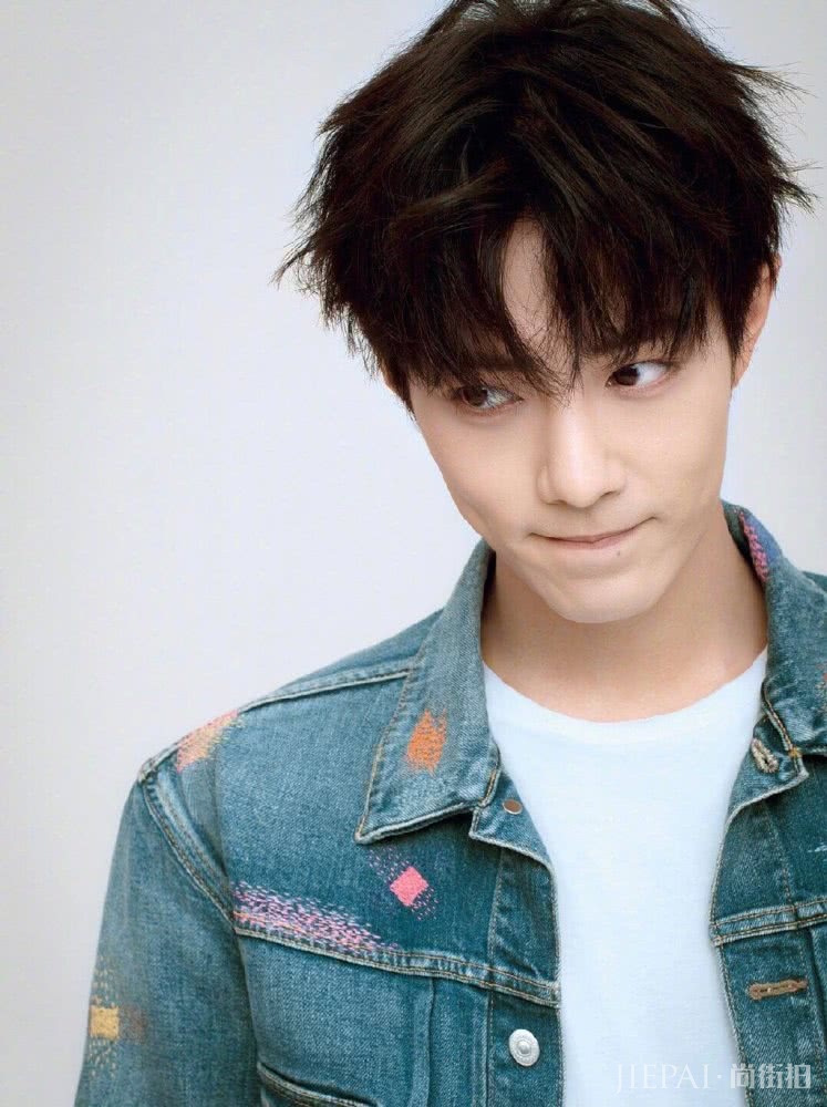 李现和肖战同穿牛仔套装拍杂志，到底谁才更有范？