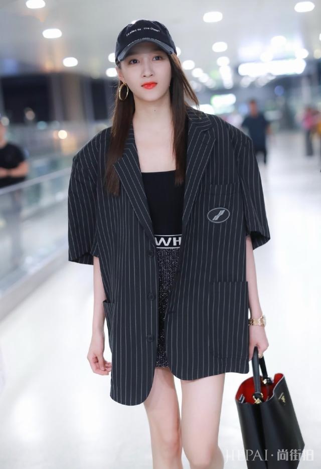 关晓彤条纹西装搭配短裙气场太强,标志性大长腿真抢镜