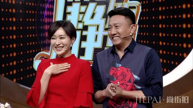 结婚时没房没车还没床,如今低调恩爱24年,12岁女儿很漂亮