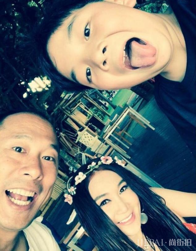 温碧霞晒全家福为养子庆生，称其是自己的小情人，嘴对嘴举止亲昵