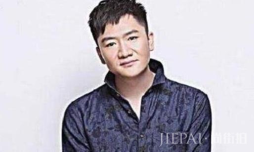 他跑了12年龙套,竟靠一场“拉屎”的戏走红,网友:不走寻常路