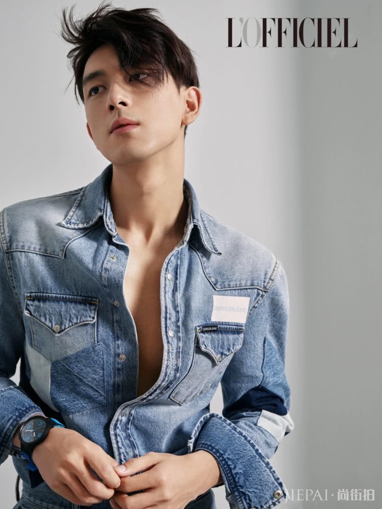 李现新造型上线,一身牛仔套装搭配,化身“西部型男”