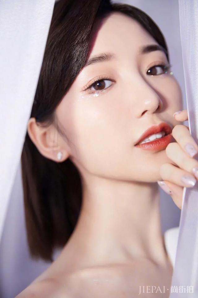 毛晓彤出席活动身穿白色礼服气质优雅,梦幻人鱼妆温柔灵动超好看