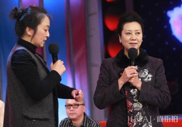 曾扬言不嫁中国人，嫁了三个外国老公都被抛弃，如今56岁成这样