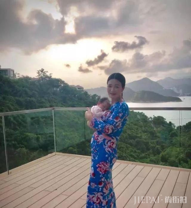 曾受刘德华力捧,演艺事业高开低走,今三胎现身42岁的她风韵如初