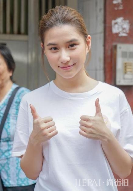 与窦骁官宣恋情四月,何超莲爱得火热探班男友,剧组人员见惯不怪