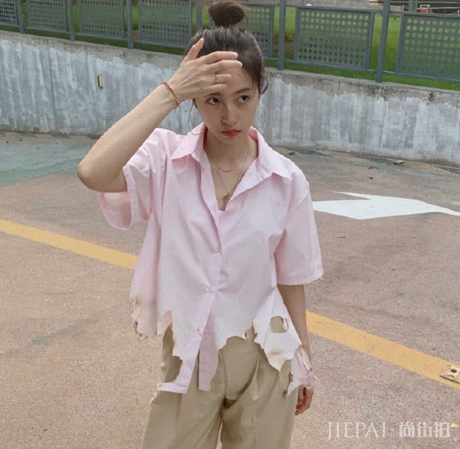 不潮不敢出街,学周雨彤小姐姐穿花衬衫配黑色短裤,帅到想娶回家