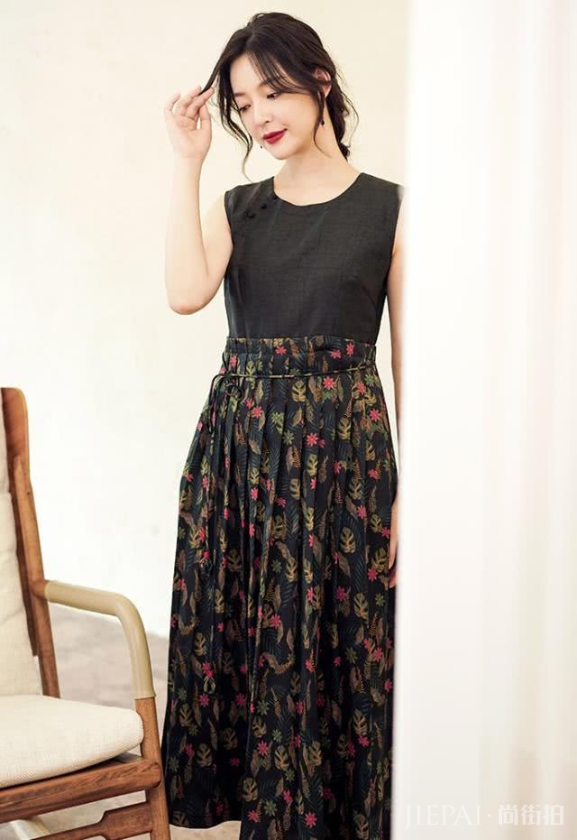 夏天穿一袭香云纱,浸染岁月之美,让人不知身处何年