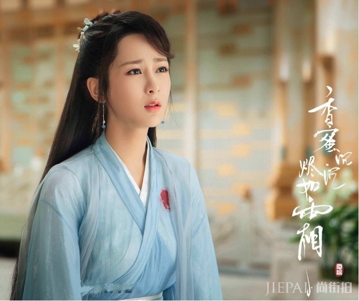 杨紫对肖战有意思?网曝她故意和肖战同班机,拍吻戏把嘴都亲肿了