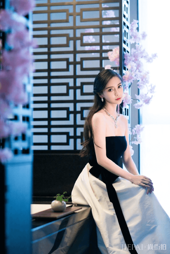 杨颖烈焰红唇配大波浪,蓝白相间晚礼凸显女人魅力,美腻了