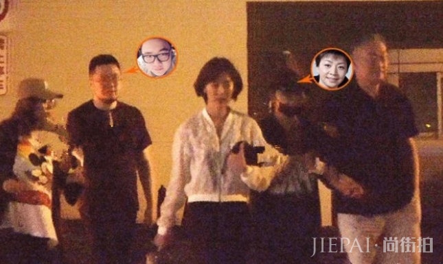 宋丹丹全家唱K，65岁老公高大帅气，牵手干女儿比大7岁儿媳感情好