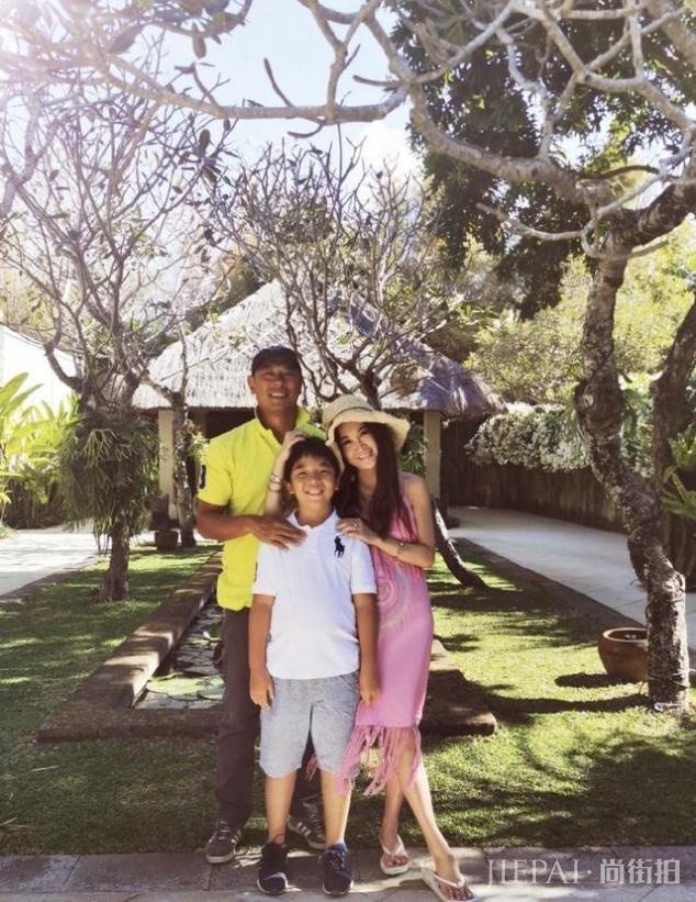 温碧霞晒全家福为养子庆生，称其是自己的小情人，嘴对嘴举止亲昵