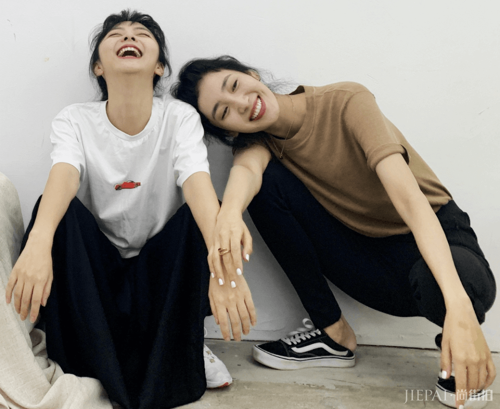 王紫璇探班谭松韵踩万斯后跟贼有个性,却不敌她的“枸杞鞋”