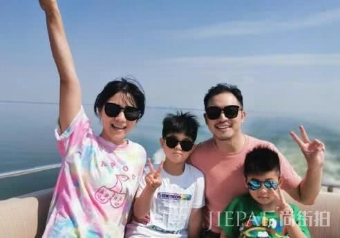 胡可晒一家四口生活照, 安吉小鱼儿同框出镜,颜值逆天超像爸爸