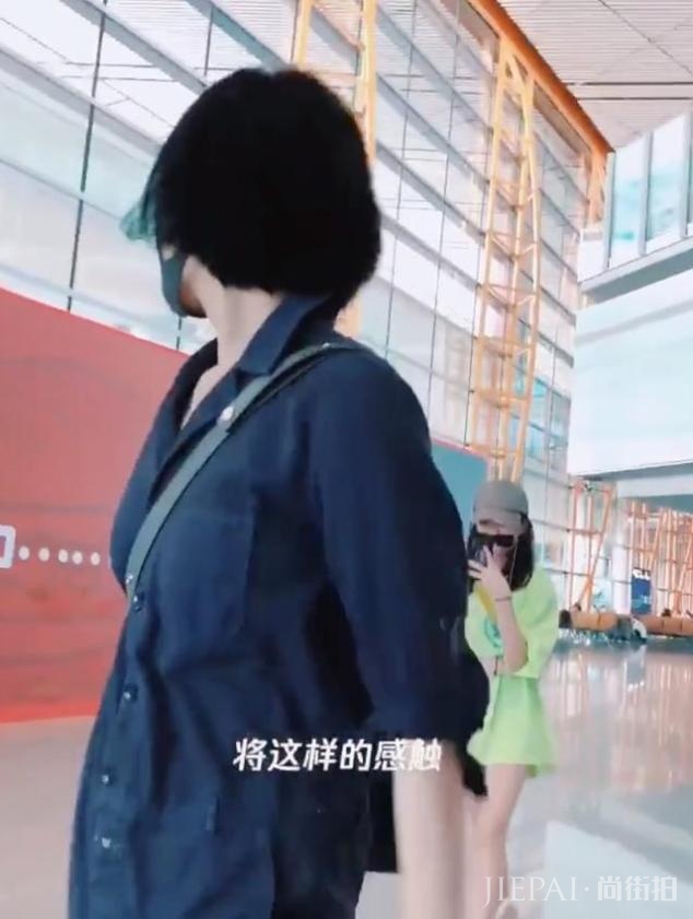 王菲罕见与女儿一同现身机场,李嫣“下衣失踪”大长腿迷人
