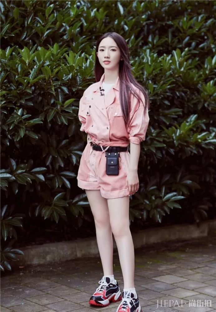 跟孟美岐这穿搭法，混搭时尚又显高级，少女魅力无比