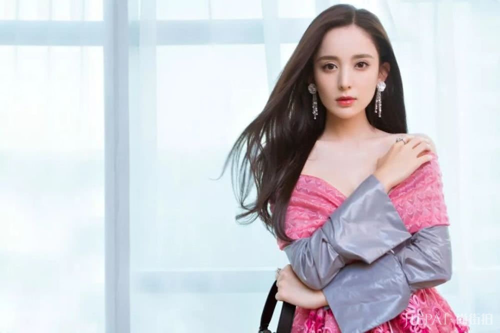 娜扎不仅神颜还有高级感,怎么穿都是名媛气质