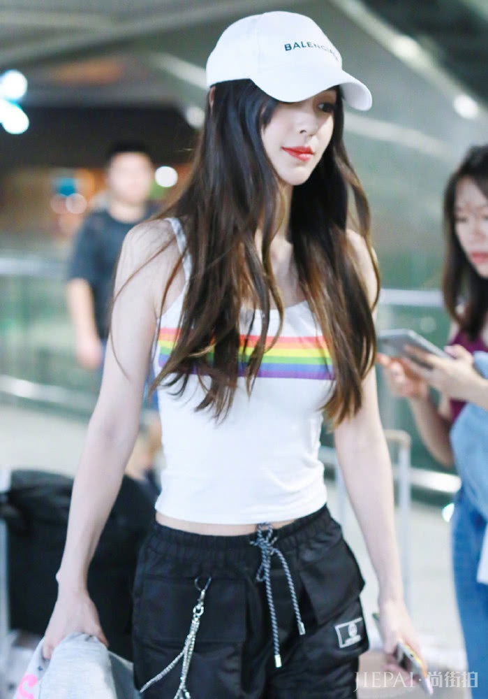 baby彩虹衫搭配工装裤时尚帅气,小姐姐真好看