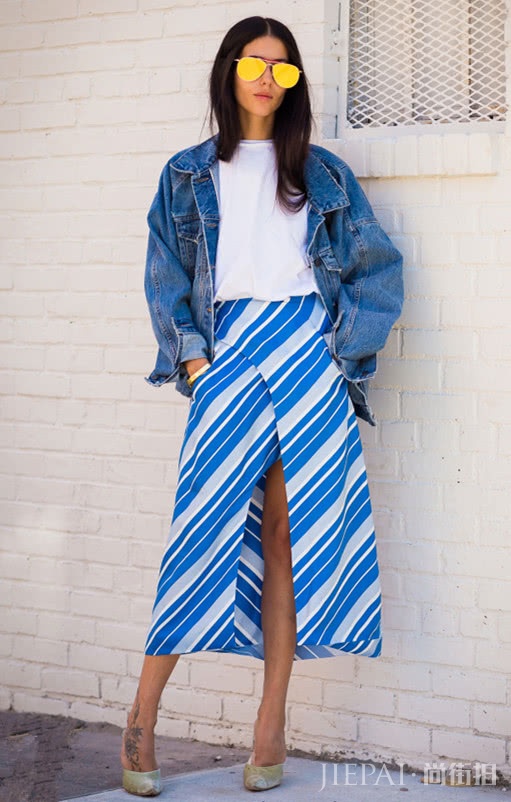 欧美街拍 夏天的蓝色情调要用温柔半身裙来助阵
