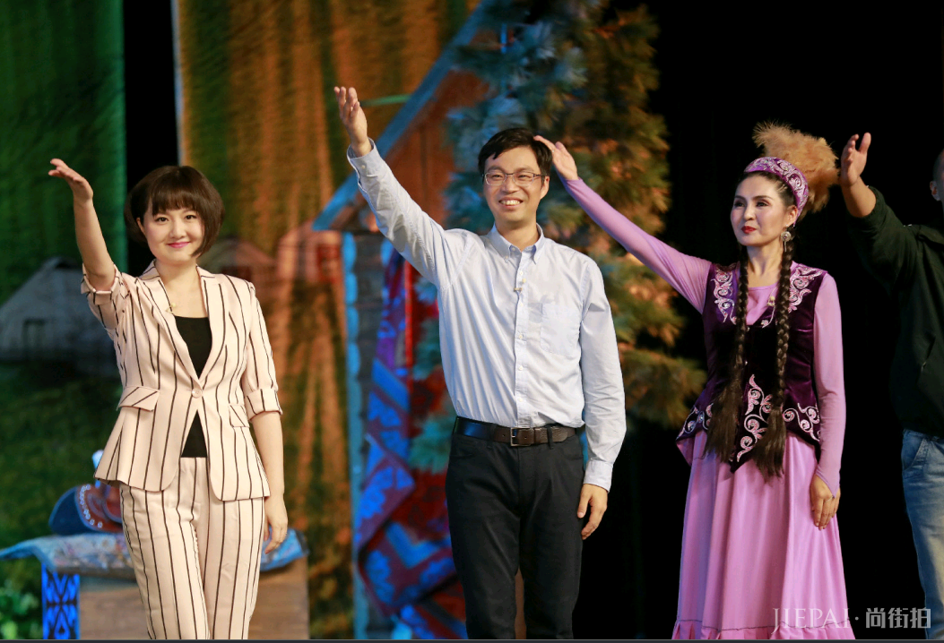 除了被王迅的书法惊到,没想到他还有那么多技能