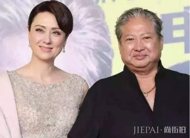 67岁洪金宝近照曝光,头发花白无眉毛,与身旁小13岁妻子像祖孙!