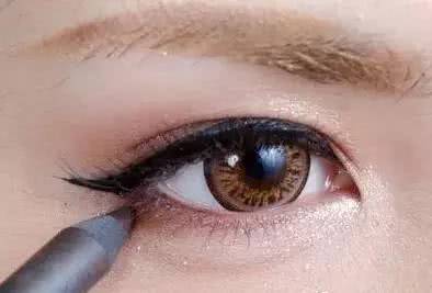 卧蚕有多重要？教你画女神标配卧蚕眼妆