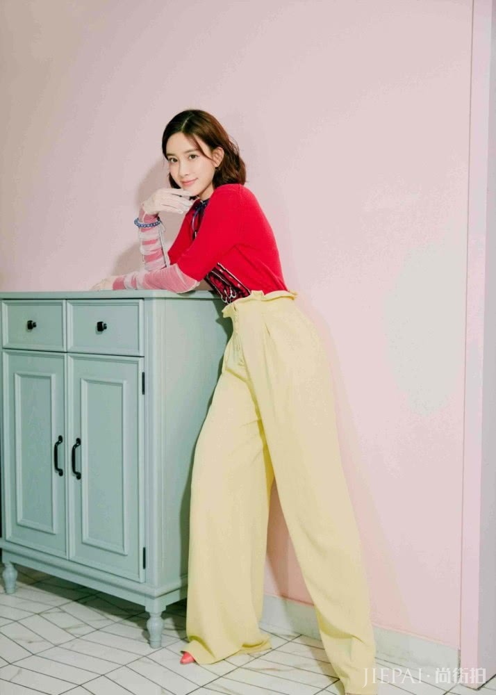 孟子义走红后更少女了,穿吊带配半身裙超甜美