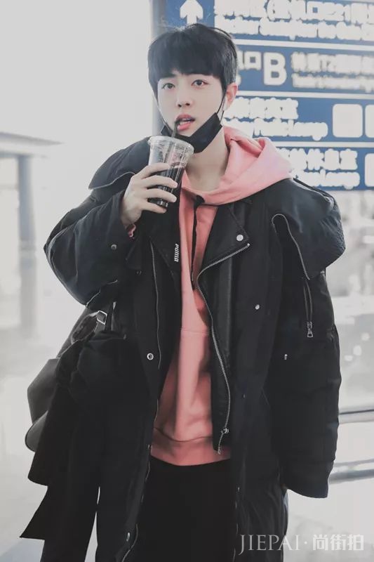 肖战《红秀》预售服务器崩了!格子衫少年超清爽,他才是今夏顶流