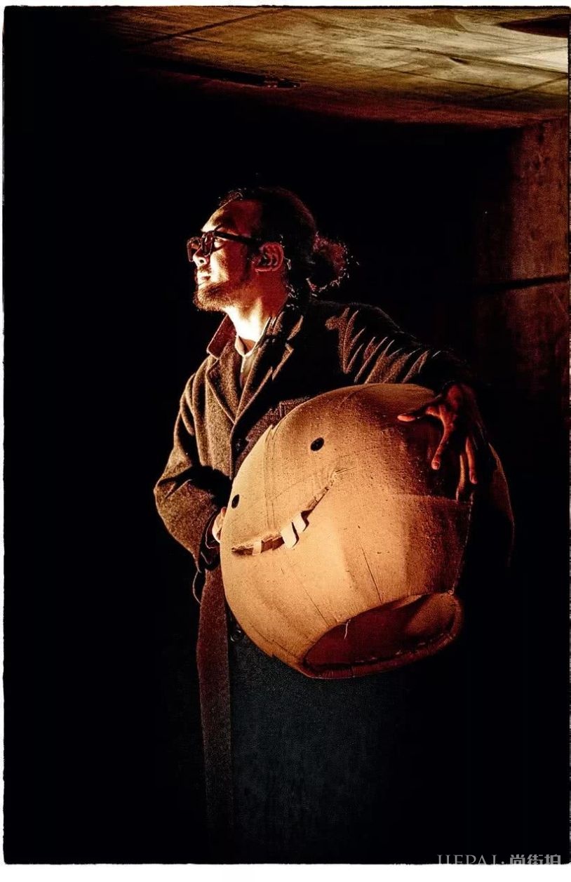 《三块广告牌》的导演写了一部虐童疑云