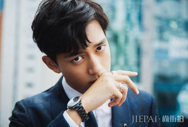 李现坐高铁为了不让网友认出,他捂住了腮帮子