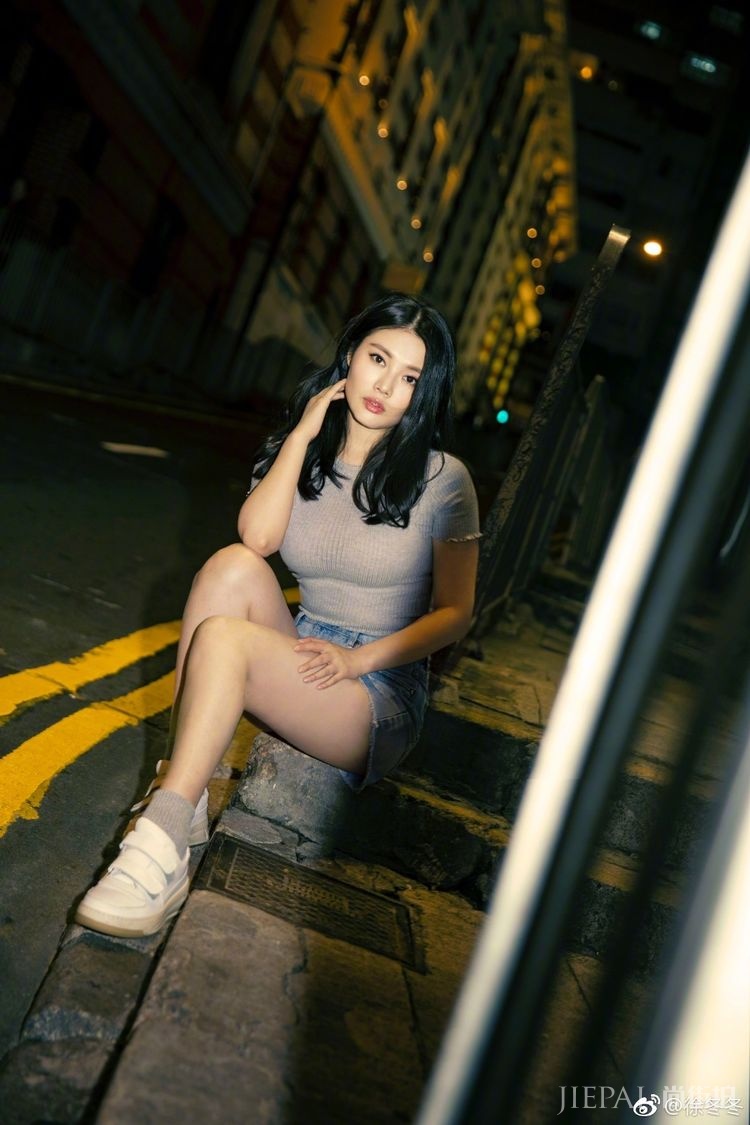 徐冬冬回应自己被封为“大陆第一美胸”:都是挤出来的,很普通的