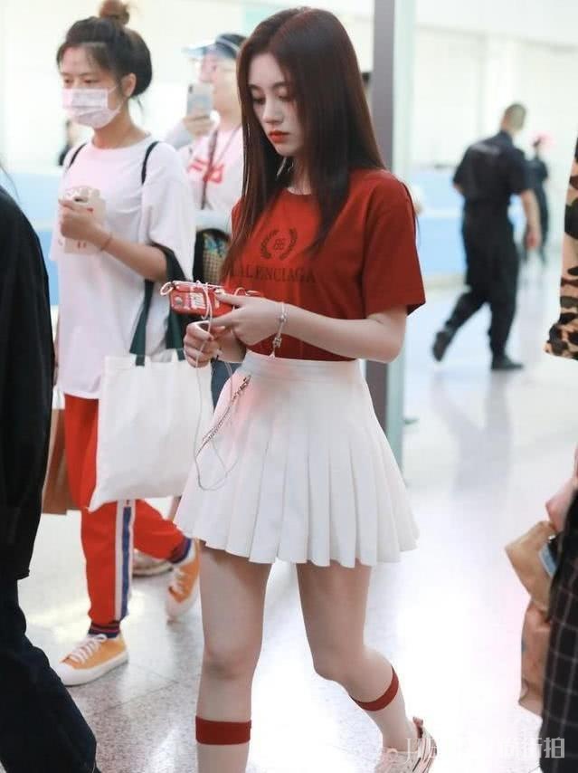 鞠婧祎红T搭配白色百褶裙,活力酷似二次元少女