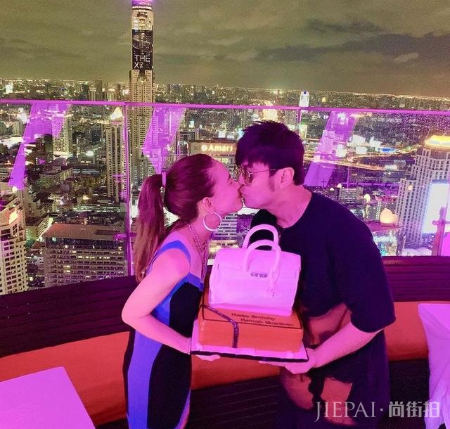 周杰伦为昆凌庆生，包包还是蛋糕傻傻分不清楚