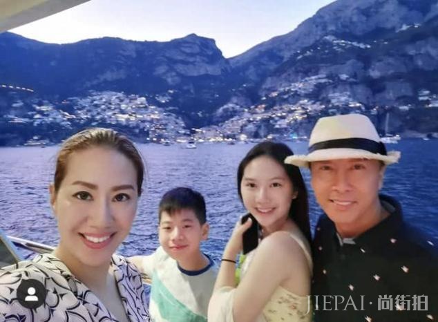 甄子丹全家出游享亲情乐独缺长子,15岁女儿175CM很抢镜