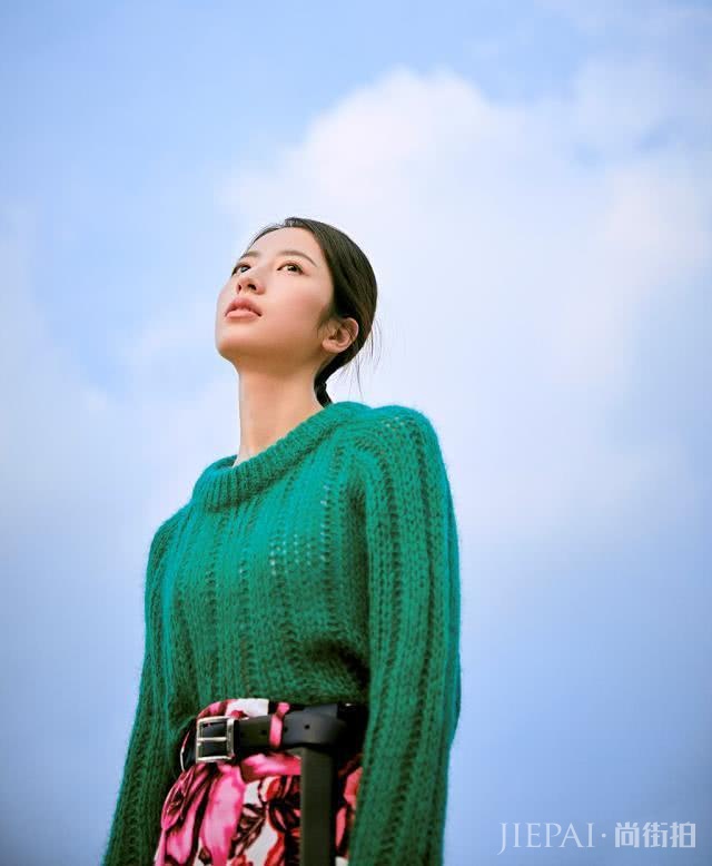 周雨彤解锁夏末秋初穿搭！或温柔或率性或飒爽，百变风格随意切换